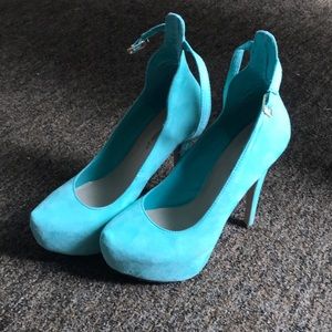 Breckelles size 9 heels. Worn twice.